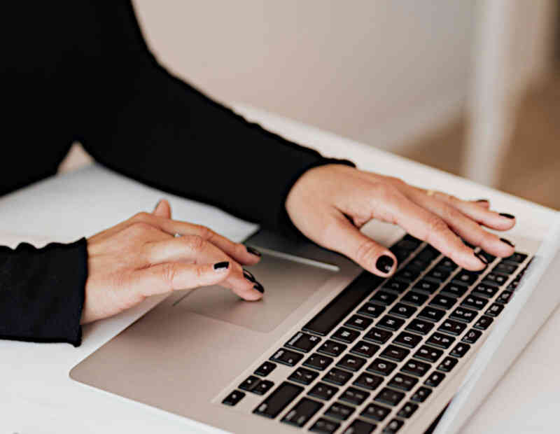 Bild zeigt Finger einer Frau auf einer Laptoptastatur | Symbolbild