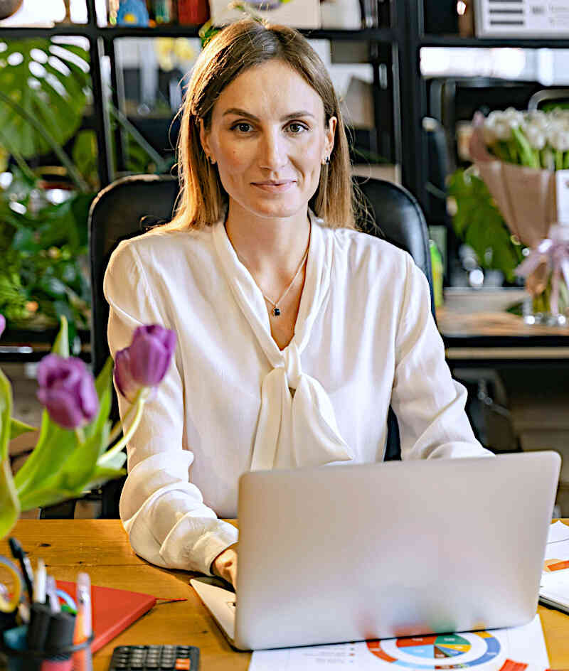 Bild zeigt Frau am Schreibtisch in einem Ladengeschäft | Symbolbild