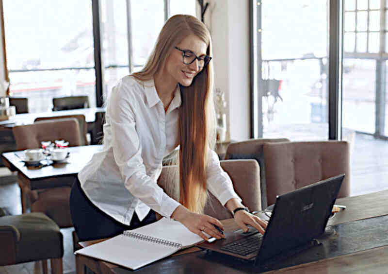 Bild zeigt eine Frau mit Laptop im Büro | Symbolbild